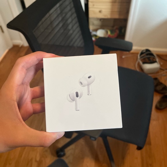 Apple White Earbud Headphones Wireless Pro 2 noise cancellation brand new